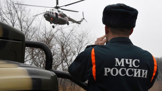 Поиски пропавшего на севере Приморья вертолета Robinson возобновили Сотрудник МЧС России - РИА Новости, 1920, 22.06.2026