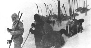 Дятловцы ставят палатку на склоне горы Холатчахль - РИА Новости, 1920, 02.06.2026