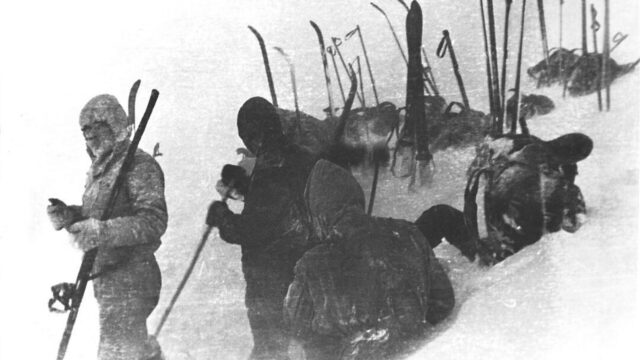 Дятловцы ставят палатку на склоне горы Холатчахль - РИА Новости, 1920, 02.06.2026