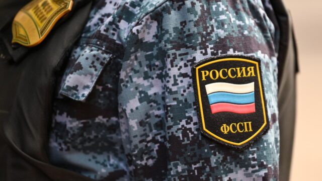 РИА Новости: приставы взыскивают с иноагента Романа Анина 158 тысяч рублей Нашивка на рукаве сотрудника Федеральной службы судебных приставов - РИА Новости, 1920, 18.06.2026
