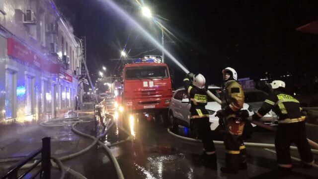 При пожаре в жилом доме в Ялте пострадали два человека, возгорание локализовано Пожарные в Ялте - РИА Новости, 1920, 16.06.2026