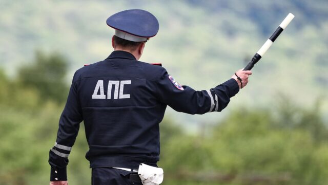 ДТП с участием трех грузовиков перекрыло движение на федтрассе А-370 "Уссури" Сотрудник ДПС - РИА Новости, 1920, 05.06.2026