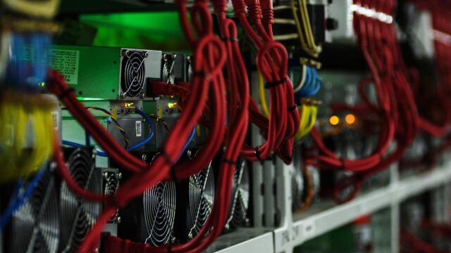 В Дагестане нашли под фльшполом незаконную майнинг-ферму с 90 аппаратами Стеллажи с фермами для майнинга криптовалют - РИА Новости, 1920, 07.06.2026