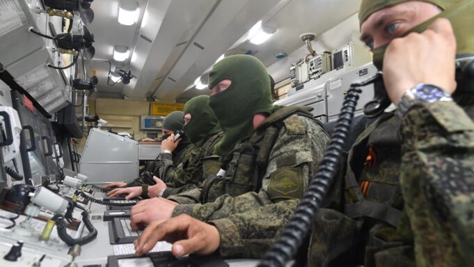 В Белгородской области за сутки сбили более 110 украинских БПЛА Военнослужащие в центре управления зенитным ракетным комплексом Бук-МЗ Вооруженных сил России - РИА Новости, 1920, 26.06.2026