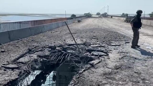 ВСУ вновь ударили по мосту в районе Чонгара между Крымом и Херсонской областью Сотрудник Следственного комитета РФ на поврежденной дороге на Чонгарском мосту - РИА Новости, 1920, 09.06.2026