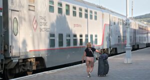 Пассажир из скорого двухэтажного поезда Таврия из Москвы на железнодорожном вокзале Феодосии - РИА Новости, 1920, 08.06.2026