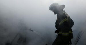 Пожарные на месте сгоревшего в результате попадания снаряда ВСУ частного дома в Донецке около шахты имени Калинина - РИА Новости, 1920, 11.06.2026