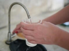 Девушка наливает питьевую воду - РИА Новости, 1920, 22.06.2026