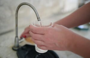 Девушка наливает питьевую воду - РИА Новости, 1920, 22.06.2026