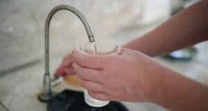 Девушка наливает питьевую воду - РИА Новости, 1920, 21.06.2026