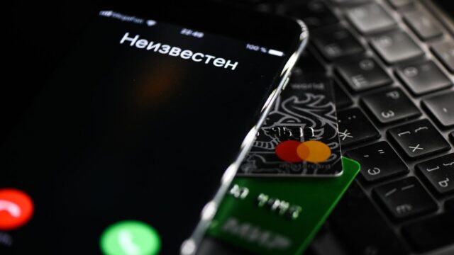 Жертве телефонных мошенников в Шимановске вернули почти 15 миллионов рублей Мобильный телефон, на который позвонили с неизвестного номера - РИА Новости, 1920, 24.06.2026