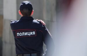 Ярославская: находившуюся в компании пьяных взрослых девочку нашли в Москве Сотрудник полиции на улице - РИА Новости, 1920, 22.06.2026