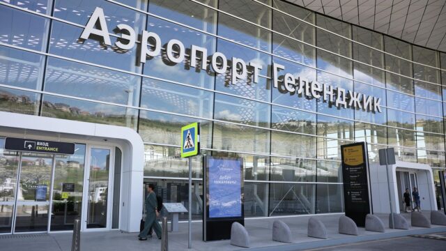 В аэропортах Геленджика и Краснодара сняли временные ограничения на полеты Вход в здание аэропорта Геленджика - РИА Новости, 1920, 05.06.2026