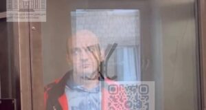 Полицейский Александр Аблаев, проходящий по делу главреда Telegram-канала Baza Глеба Трифонова, в зале суда - РИА Новости, 1920, 02.06.2026