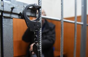 Фигурант дела о подготовке подрыва здания Минюста в Москве Ларин не признал вину Наручники - РИА Новости, 1920, 30.06.2026