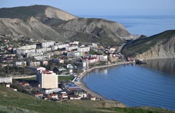 Вид на посёлок Орджоникидзе с горы Джан-Кутаран в Крыму - РИА Новости, 1920, 25.06.2026