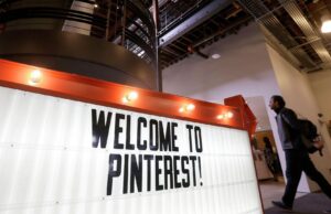 Приставы принудительно взыскивают с Pinterest штрафы на 6,7 миллиона рублей Вывеска в офисе Pinterest в Сан-Франциско - РИА Новости, 1920, 26.06.2026