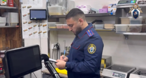 Сотрудник СК проводит следственные мероприятия в кафе в Пятигорске, где произошло массовое отравление - РИА Новости, 1920, 03.06.2026