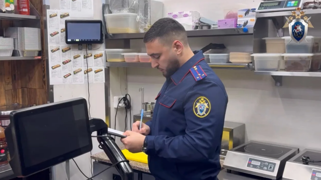 РИА Новости: кафе, где отравились жители Пятигорска, находится в аварийном доме Сотрудник СК проводит следственные мероприятия в кафе в Пятигорске, где произошло массовое отравление - РИА Новости, 1920, 01.06.2026
