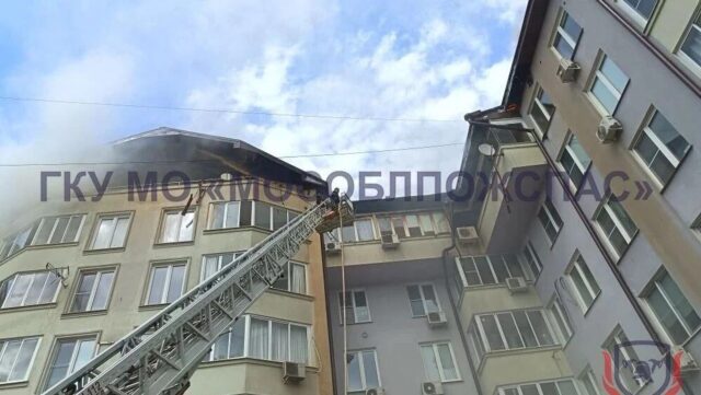 Пожарные ликвидируют возгорание в жилой многоэтажке в Звенигороде - РИА Новости, 1920, 01.06.2026