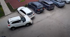 Пьяный водитель таранит один из припаркованных автомобилей на парковке в Аше - РИА Новости, 1920, 01.06.2026