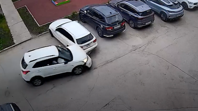 Пьяный водитель таранит один из припаркованных автомобилей на парковке в Аше - РИА Новости, 1920, 01.06.2026