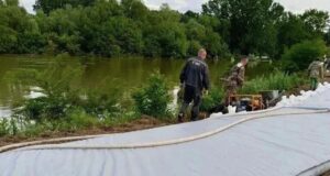 Спасатели укрепляют дамбы во время подъема воды на реке Кубань в Краснодарском крае - РИА Новости, 1920, 04.06.2026
