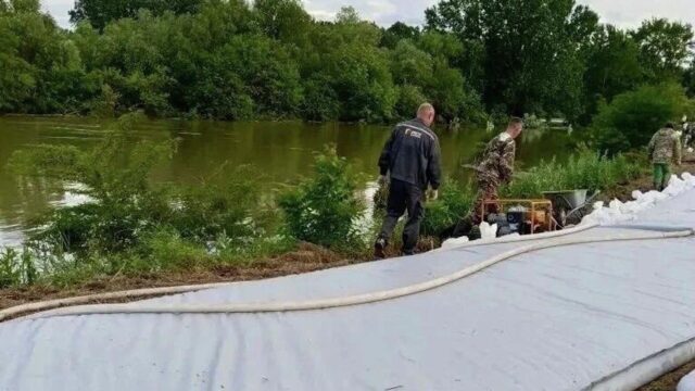 Спасатели укрепляют дамбы во время подъема воды на реке Кубань в Краснодарском крае - РИА Новости, 1920, 04.06.2026