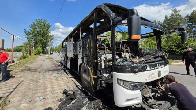 В ДНР создали горячую линию по поиску родственников после удара ВСУ по автобусу Место атаки дрона ВСУ на автобус Москва - Симферополь в Енакиево в ДНР - РИА Новости, 1920, 03.06.2026