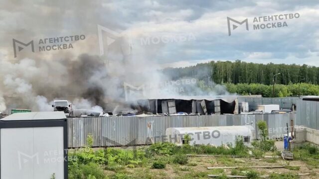 Пожар на территории автосервиса в поселке Измайлово в Ленинском округе Подмосковья - РИА Новости, 1920, 03.06.2026