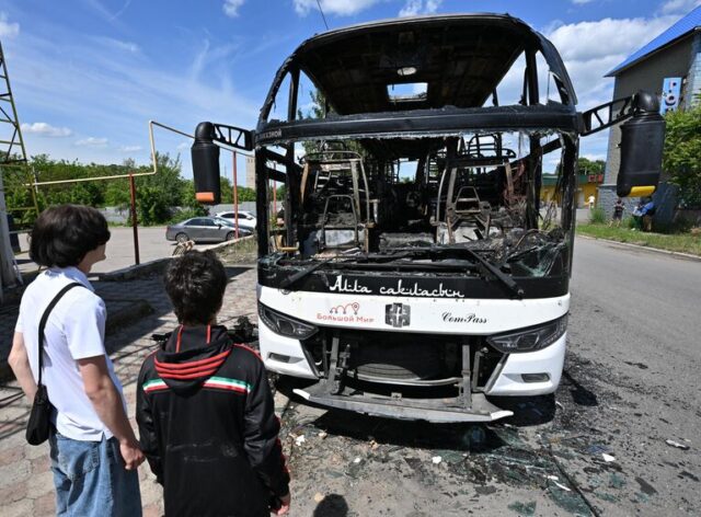 Последствия атаки дрона ВСУ на автобус в Енакиево Сгоревший рейсовый автобус Москва - Симферополь в результате атаки дрона ВСУ в Енакиево