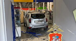 Водитель автомобиля не справился с управлением и въехал в здание магазина в Истре - РИА Новости, 1920, 04.06.2026