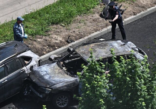 Сотрудники правоохранительных органов на месте подрыва автомобиля BMW Х3 в Балашихе