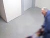 В Приморье задержали мужчину после видео с нападением на его девушку в подъезде Кадр записи камеры видеонаблюдения - РИА Новости, 1920, 10.06.2026