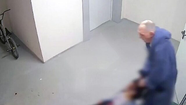 В Приморье задержали мужчину после видео с нападением на его девушку в подъезде Кадр записи камеры видеонаблюдения - РИА Новости, 1920, 10.06.2026