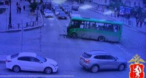 ДТП с автобусом в Екатеринбурге. Кадр видео - РИА Новости, 1920, 18.06.2026