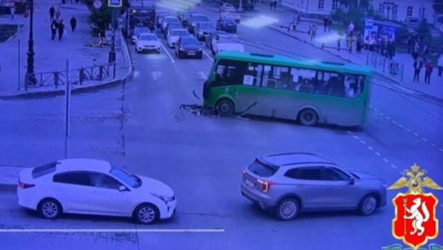 РИА Новости: водитель, сбивший людей у храма в Екатеринбурге, обжаловал арест ДТП с автобусом в Екатеринбурге. Кадр видео - РИА Новости, 1920, 18.06.2026