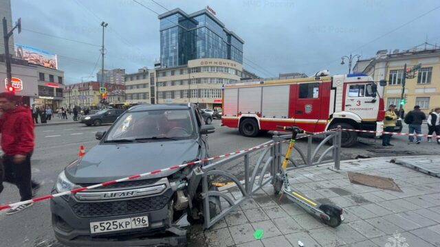 Число пострадавших в ДТП с автобусом и пешеходами в Екатеринбурге возросло до 5 ДТП с автобусом в Екатеринбурге. Кадр видео - РИА Новости, 1920, 11.06.2026