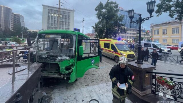После ДТП в Екатеринбурге, где погибли четыре человека, возбудили уголовные дела Последствия наезда автобуса на пешеходов в Екатеринбурге - РИА Новости, 1920, 11.06.2026