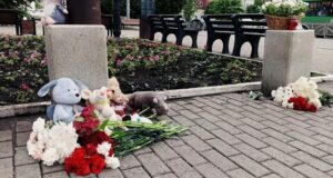 Стихийный мемориал на месте смертельного ДТП у храма в Екатеринбурге - РИА Новости, 1920, 12.06.2026