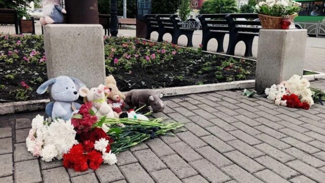 Стихийный мемориал на месте смертельного ДТП у храма в Екатеринбурге - РИА Новости, 1920, 12.06.2026