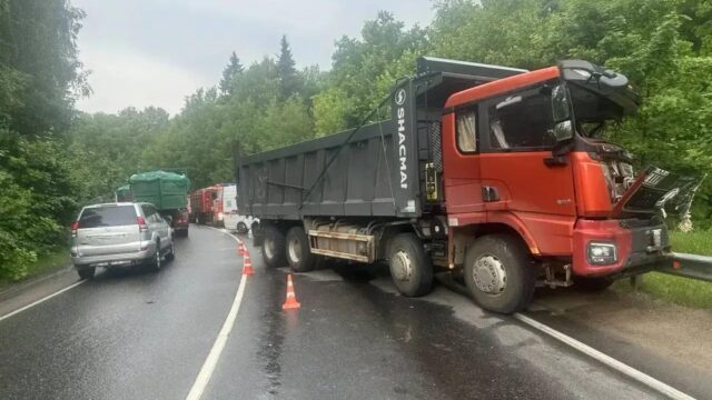 Последствия столкновения грузового автомобиля и маршрутки в Одинцово - РИА Новости, 1920, 13.06.2026