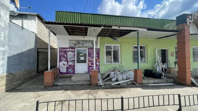 Последствия атаки ВСУ по центральному рынку в Сватово - РИА Новости, 1920, 13.06.2026