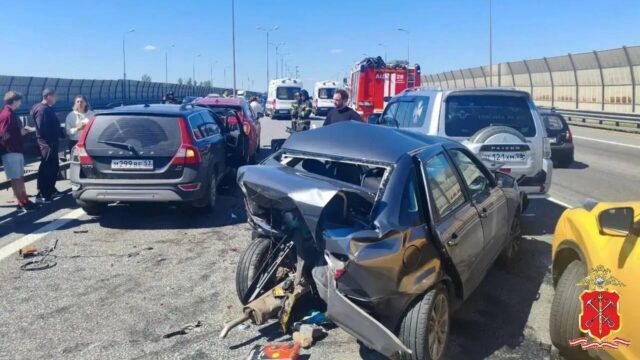 В Петербурге три человека пострадали в ДТП с пятью машинами Последствия массового ДТП с участием пяти автомобилей на КАД в Санкт-Петербурге - РИА Новости, 1920, 14.06.2026