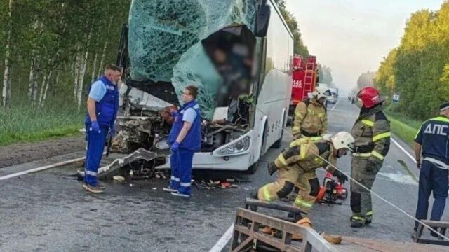 СК завел дело после столкновения вахтового автобуса и фуры в Тюменской области Последствия ДТП с участием автобуса и грузовика в Тюмени - РИА Новости, 1920, 15.06.2026