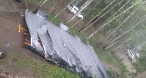 Ветер во время грозы сорвал часть кровли с пятиэтажного жилого дома в Перми - РИА Новости, 1920, 15.06.2026