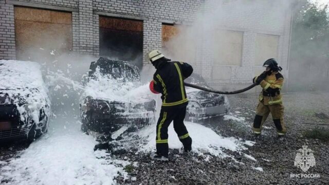 МЧС: ВСУ ударили по стоянке с гражданскими автомобилями в Северодонецке Последствия атаки дрона на автомобильную стоянку в Северодонецке, ЛНР - РИА Новости, 1920, 17.06.2026
