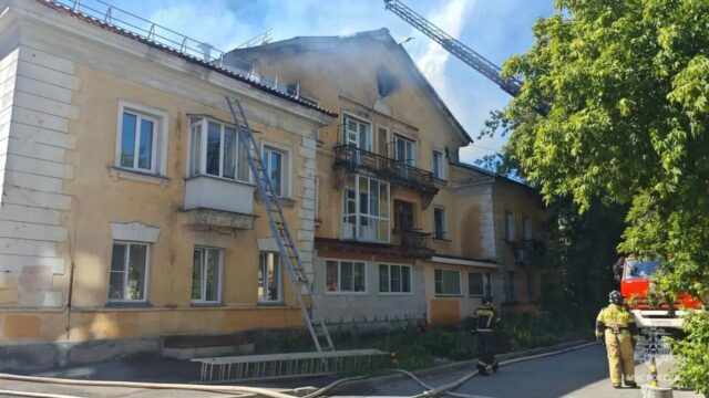 Тушение пожара в жилом доме в Калининском районе в Новосибирске - РИА Новости, 1920, 22.06.2026