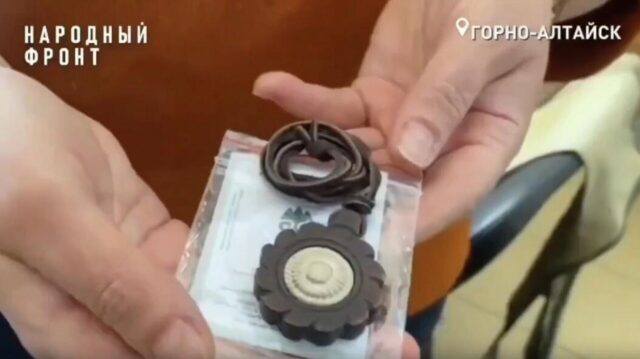 Амулет из алтайского кедра "Знак солнца" спас бойца СВО от гибели Амулет из алтайского кедра Знак солнца - РИА Новости, 1920, 19.06.2026