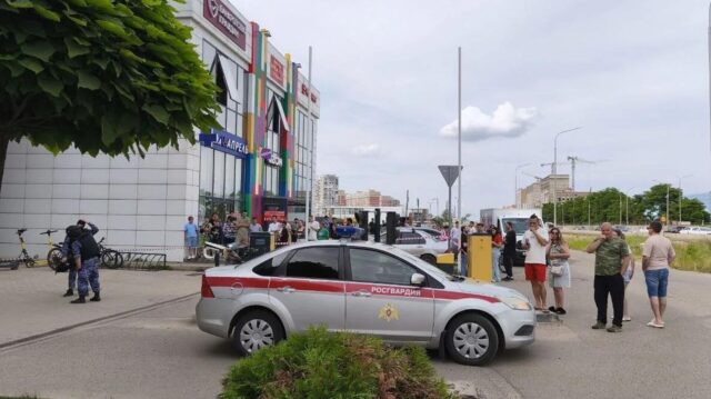 РИА Новости: посетителей ТЦ в Краснодаре оперативно эвакуировали после нападения Обстановка у здания ТЦ в Краснодаре, где произошло нападение на посетителей - РИА Новости, 1920, 20.06.2026